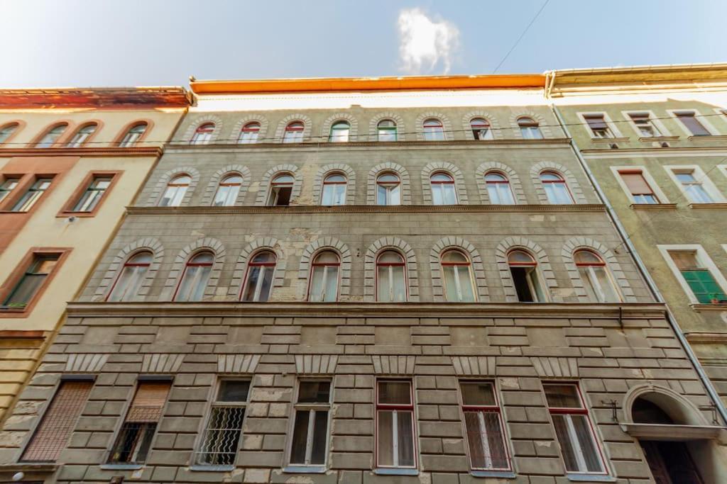 Cozy Nest By The Andrassy Avenue Appartement Boedapest Buitenkant foto